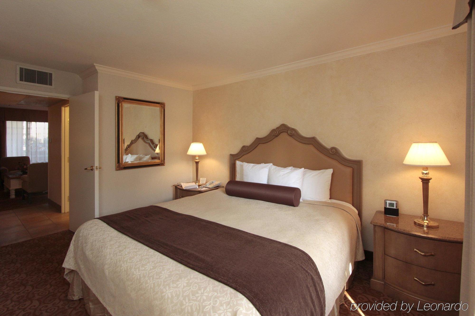 Best Western Posada Royale Hotel & Suites Сімі-Валлі Екстер'єр фото